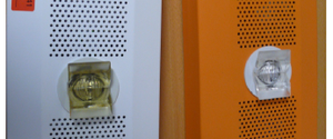 Светодиодный светильник, подвергшийся воздействию радиации (слева) и нет (справа)