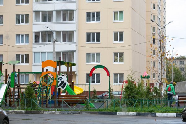 Улица Горького - детская площадка днём