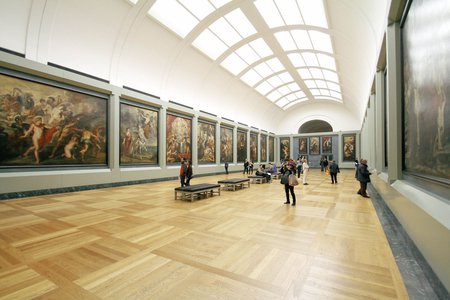 Картины в зале музея